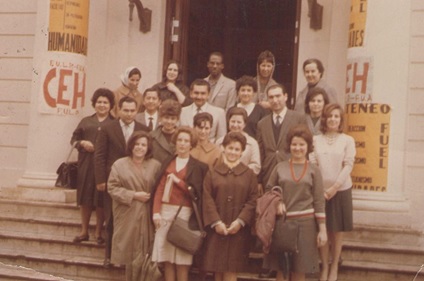 La fotografía muestra a los/as participantes del
programa Beca-Unesco. Entre los docentes dictantes de los cursos podemos
identificar a Guillermo Savloff, Sara Alí Jafella y Julia Silber, acompañados/as
de otros/as colegas y junto a estudiantes provenientes de Chile, México, Bolivia,
Guatemala, Honduras, Paraguay, Uruguay y El Salvador.